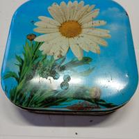 Scatola in latta vintage per caramelle