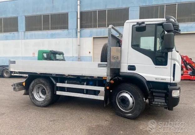 Autocarro Iveco 150E25 K passo 3105 vers cantiere