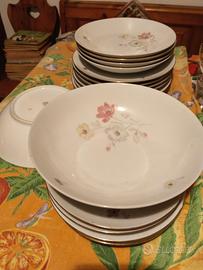 Servizio piatti decorati a fiori e orlo giallo. 