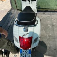 Vespa GTS 300 Bianca