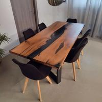 Tavoli fatti a mano in legno e resina 