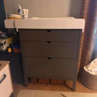 Cassettiera con fasciatoio Stokke