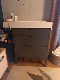 Cassettiera con fasciatoio Stokke