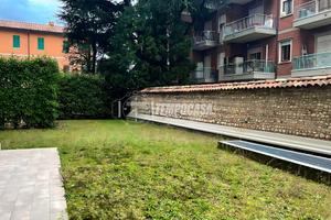 Ampio trilocale con giardino