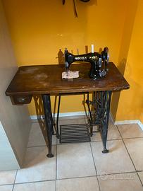 Macchina da cucire antica "Aquila" a pedale