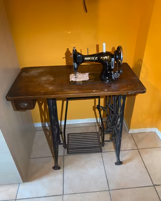 Macchina da cucire antica "Aquila" a pedale