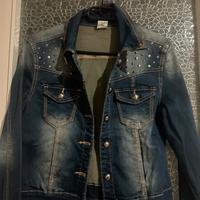 Giacca di jeans con borchie e farfalla – stile uni