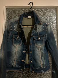 Giacca di jeans con borchie e farfalla – stile uni