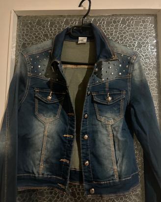 Giacca di jeans con borchie e farfalla – stile uni