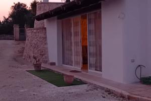 villetta con trullo e terreno a Carovigno 