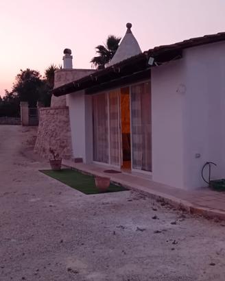 villetta con trullo e terreno a Carovigno 