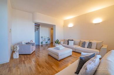 Appartamento di 250 m² con più di 5 locali e box a