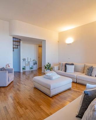 Appartamento di 250 m² con più di 5 locali e box a