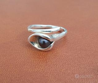 Anello in argento con perla sintetica grigia