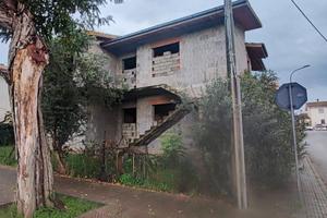 Abitazione indipendente al grezzo (villa / bifamil