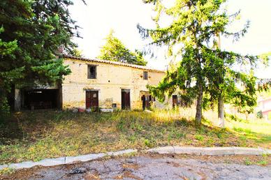 CASA DI CORTE A SPOLTORE