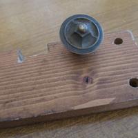 Vecchia maniglia in ottone a pomello per mobili -