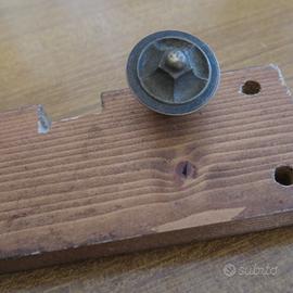 Vecchia maniglia in ottone a pomello per mobili -