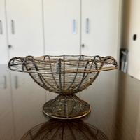 Ciotola decorativa in filo metallico con inserti d