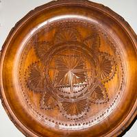 Piatto decorativo in legno intagliato a mano.