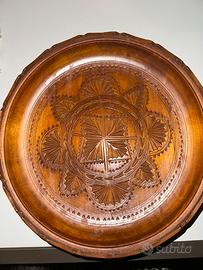 Piatto decorativo in legno intagliato a mano.