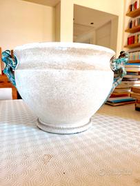 Vaso in ceramica chiara con manici decorati