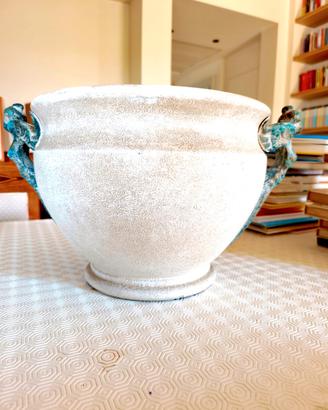 Vaso in ceramica chiara con manici decorati