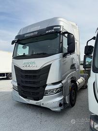 Trattore stradale iveco 460 a metano