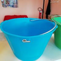 Secchi da muratore nuovi con manico