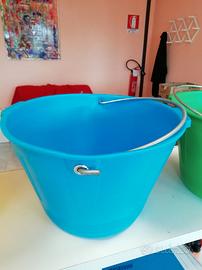 Secchi da muratore nuovi con manico