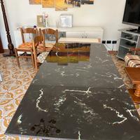 Lastra in verto effetto marmo su base nera