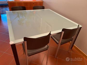 Tavolo in vetro e alluminio, con inserti in iroko