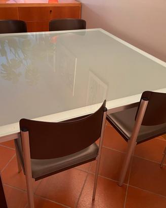 Tavolo in vetro e alluminio, con inserti in iroko