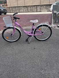 bicicletta da donna rosa con cestino