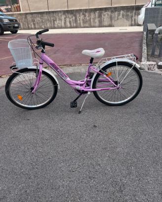 bicicletta da donna rosa con cestino