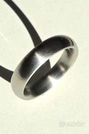 Xen - Anello in acciaio a fascia stondata