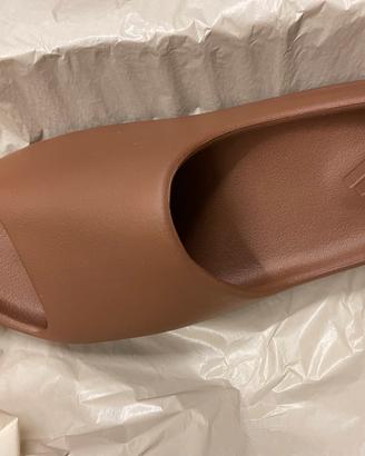 Yeezy Slide Flat