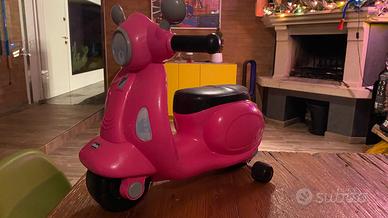 Vespa moto cavalcabile chicco rosa