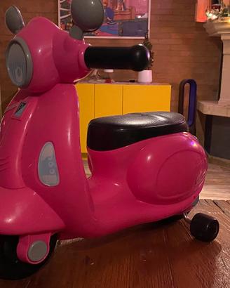 Vespa moto cavalcabile chicco rosa