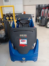 Lavapavimenti uomo a bordo