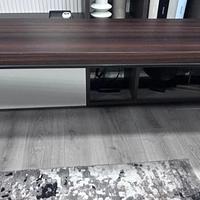 Tavolo di design in legno scuro