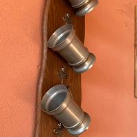 4 caraffe in peltro con supporto in legno