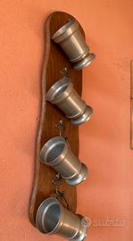 4 caraffe in peltro con supporto in legno