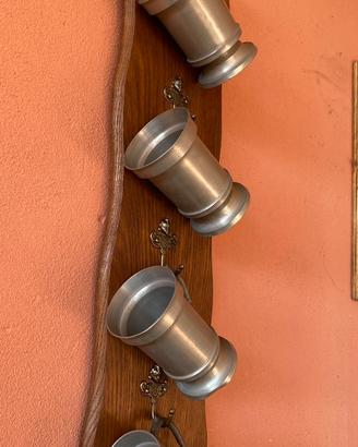 4 caraffe in peltro con supporto in legno