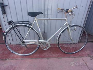 Varie biciclette di varie marche ,
