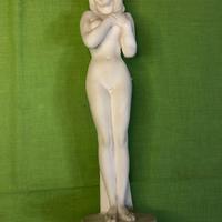 Statua femminile classica in gesso alabastrino