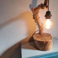 Lampada artigianale in legno d'ulivo con lampadina