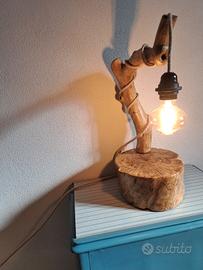 Lampada artigianale in legno d'ulivo con lampadina