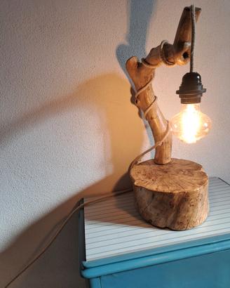 Lampada artigianale in legno d'ulivo con lampadina