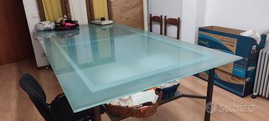 tavolo in vetro e struttura in ferro